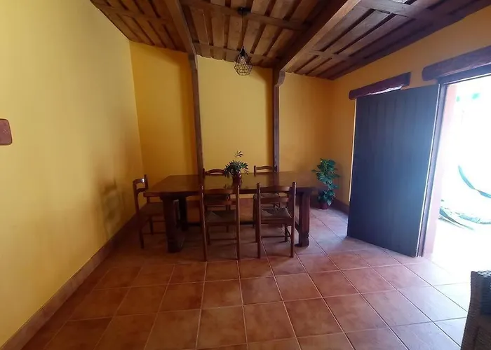 Agradable Casa Antigua Reformada Con Patio